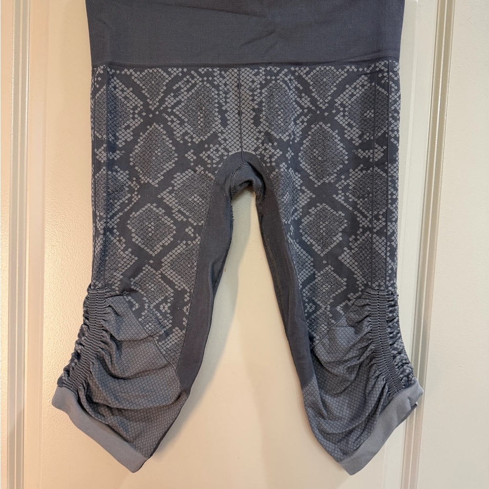 Lululemon Athletica Gray Patterned Cropped Leggings Size 8
